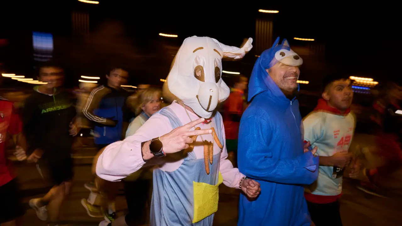 La XXXXII San Silvestre 2025 de Pamplona con un recorrido de 4,5 kil&oacute;metros por el centro de la capital navarra. PABLO LASAOSA