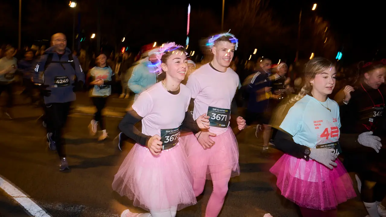 La XXXXII San Silvestre 2025 de Pamplona con un recorrido de 4,5 kil&oacute;metros por el centro de la capital navarra. PABLO LASAOSA