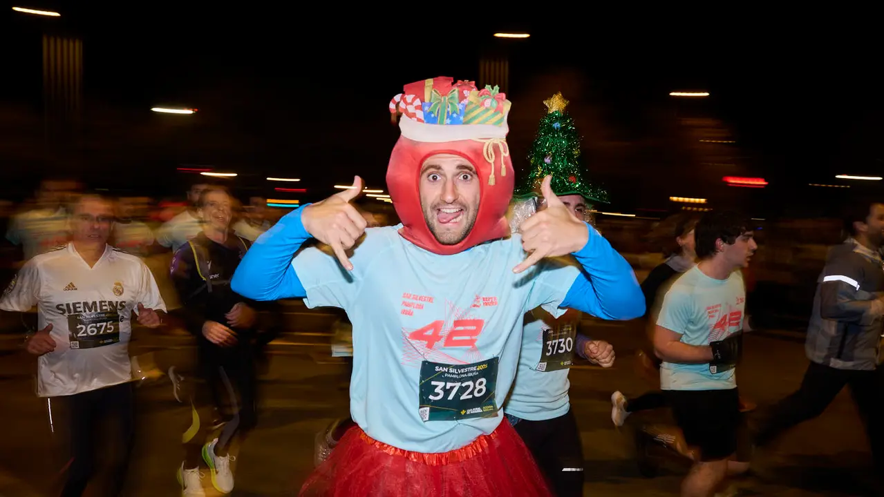 La XXXXII San Silvestre 2025 de Pamplona con un recorrido de 4,5 kil&oacute;metros por el centro de la capital navarra. PABLO LASAOSA