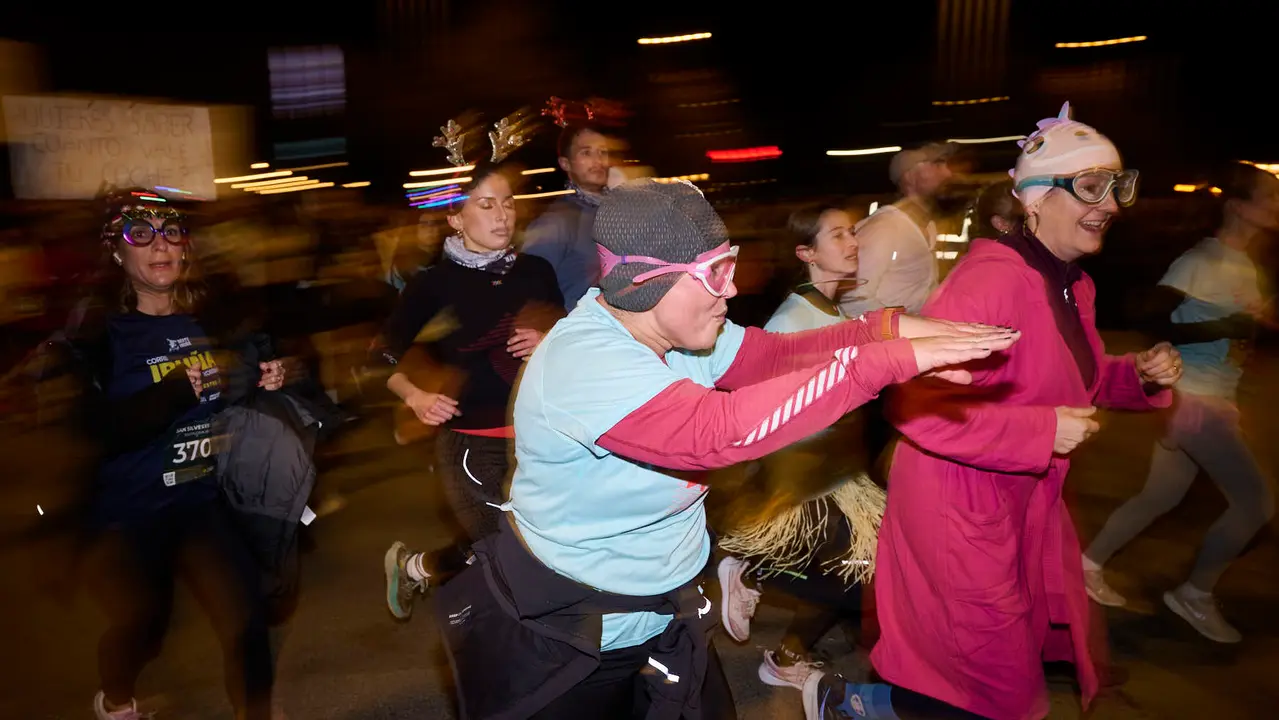 La XXXXII San Silvestre 2025 de Pamplona con un recorrido de 4,5 kil&oacute;metros por el centro de la capital navarra. PABLO LASAOSA