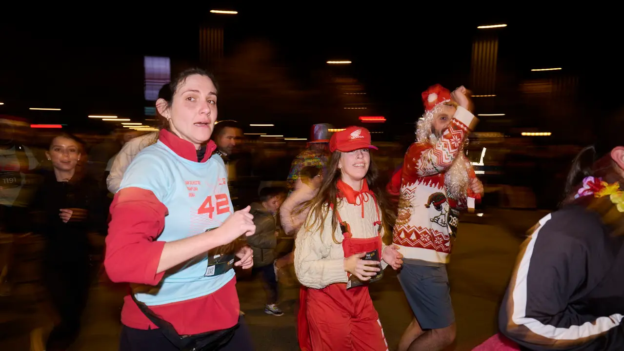 La XXXXII San Silvestre 2025 de Pamplona con un recorrido de 4,5 kil&oacute;metros por el centro de la capital navarra. PABLO LASAOSA