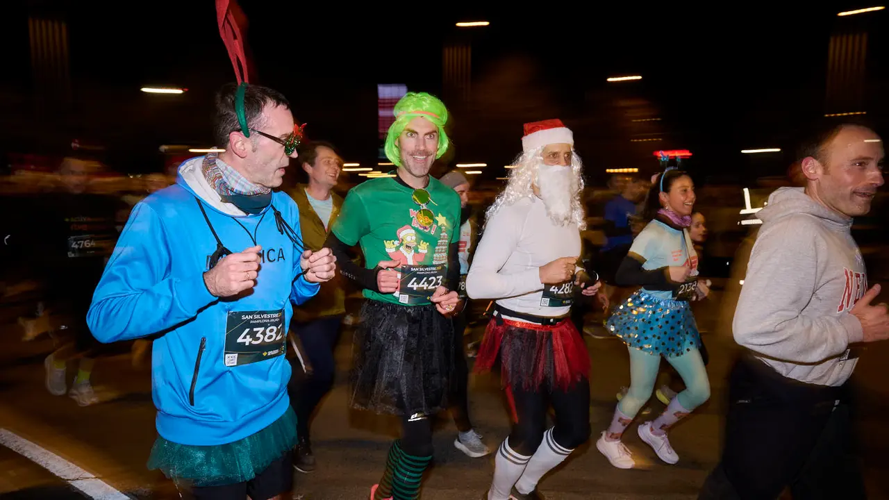 La XXXXII San Silvestre 2025 de Pamplona con un recorrido de 4,5 kil&oacute;metros por el centro de la capital navarra. PABLO LASAOSA