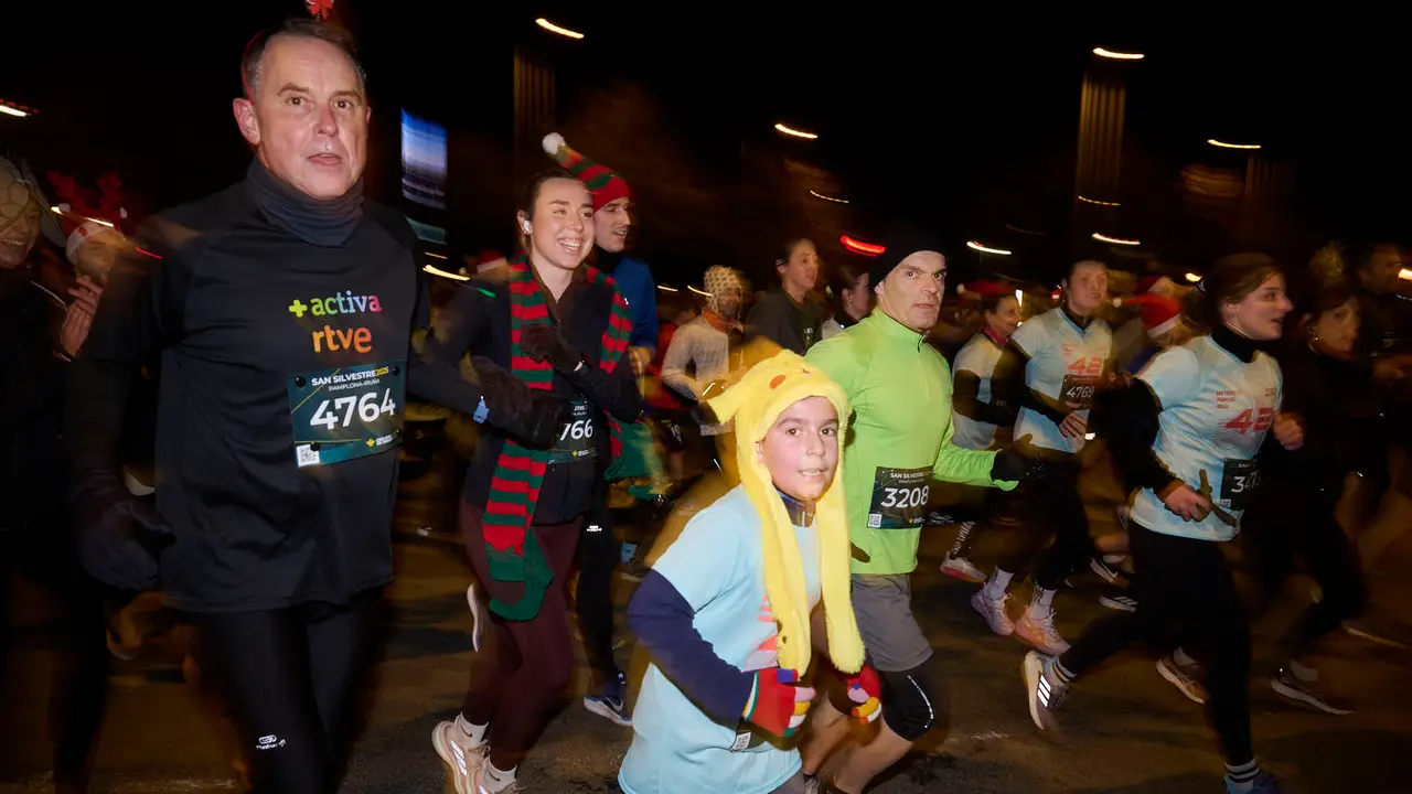 La XXXXII San Silvestre 2025 de Pamplona con un recorrido de 4,5 kil&oacute;metros por el centro de la capital navarra. PABLO LASAOSA