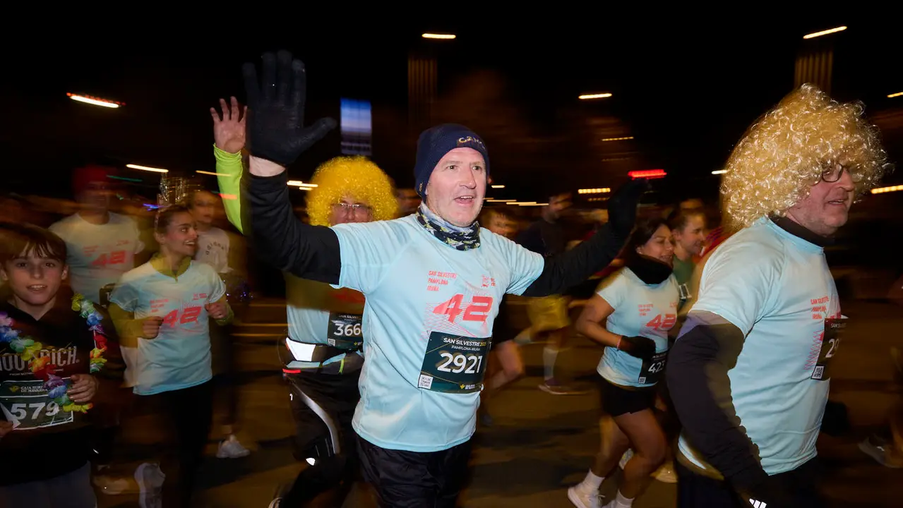 La XXXXII San Silvestre 2025 de Pamplona con un recorrido de 4,5 kil&oacute;metros por el centro de la capital navarra. PABLO LASAOSA