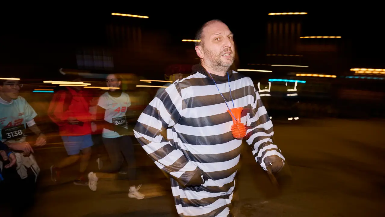 La XXXXII San Silvestre 2025 de Pamplona con un recorrido de 4,5 kil&oacute;metros por el centro de la capital navarra. PABLO LASAOSA