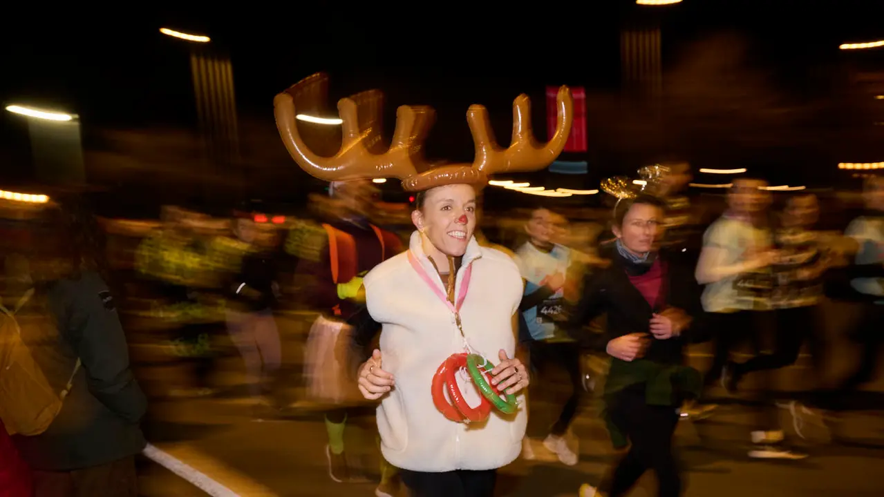 La XXXXII San Silvestre 2025 de Pamplona con un recorrido de 4,5 kil&oacute;metros por el centro de la capital navarra. PABLO LASAOSA
