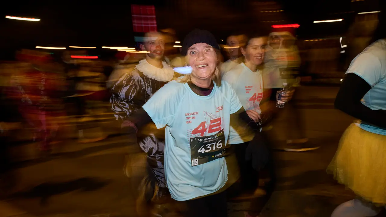 La XXXXII San Silvestre 2025 de Pamplona con un recorrido de 4,5 kil&oacute;metros por el centro de la capital navarra. PABLO LASAOSA