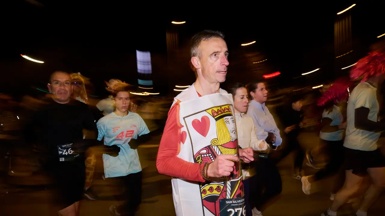 La XXXXII San Silvestre 2025 de Pamplona con un recorrido de 4,5 kil&oacute;metros por el centro de la capital navarra. PABLO LASAOSA