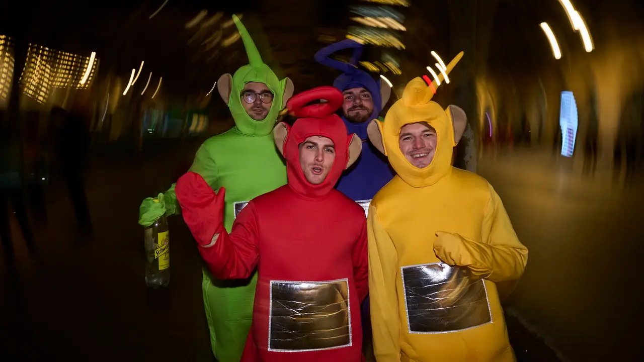 Miles de personas celebran la Nochevieja 2025 en Pamplona disfraz&aacute;ndose y animando las calles. PABLO LASAOSA