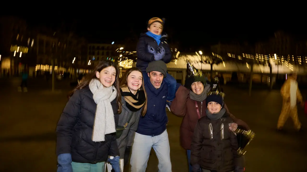 Miles de personas celebran la Nochevieja 2025 en Pamplona disfraz&aacute;ndose y animando las calles. PABLO LASAOSA