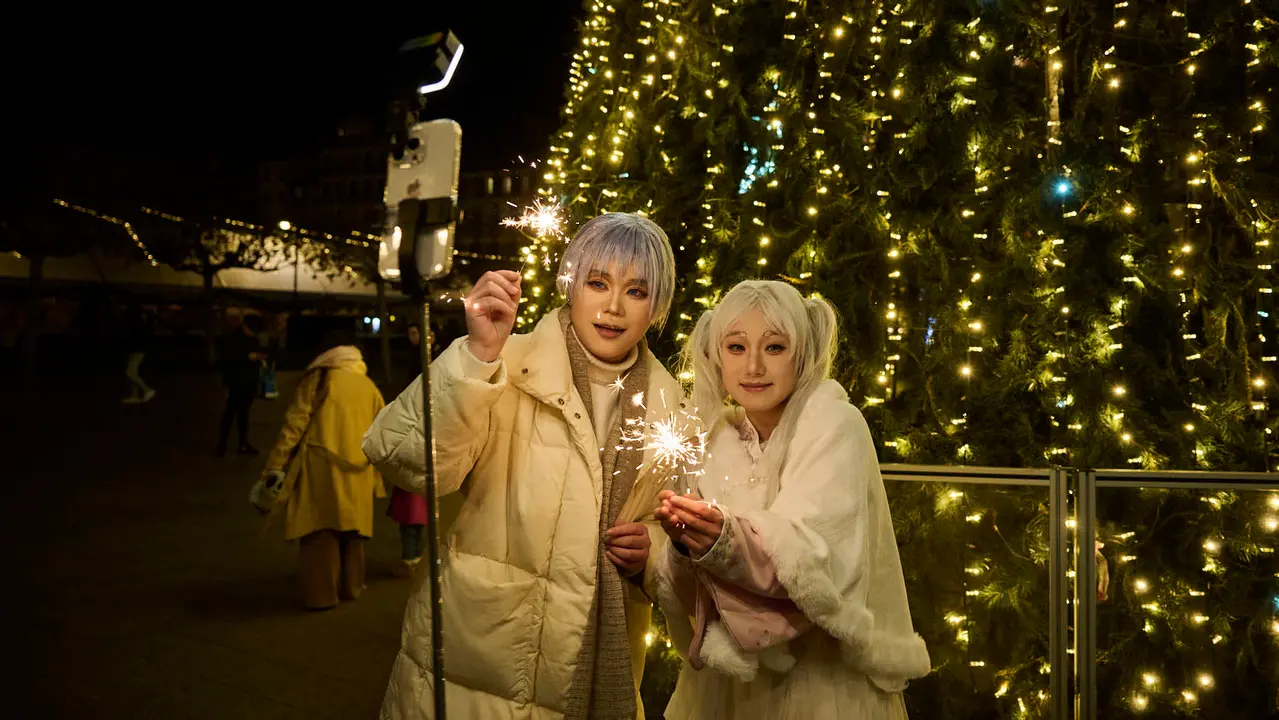 Miles de personas celebran la Nochevieja 2025 en Pamplona disfraz&aacute;ndose y animando las calles. PABLO LASAOSA
