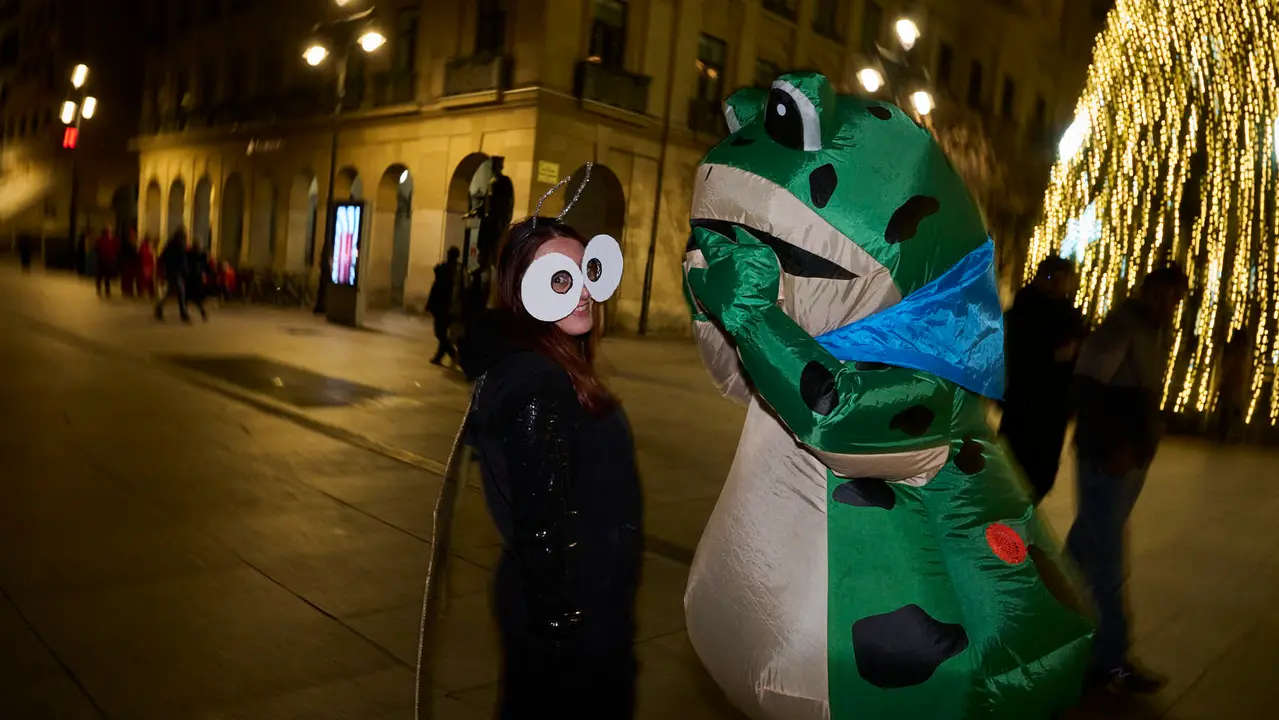 Miles de personas celebran la Nochevieja 2025 en Pamplona disfraz&aacute;ndose y animando las calles. PABLO LASAOSA