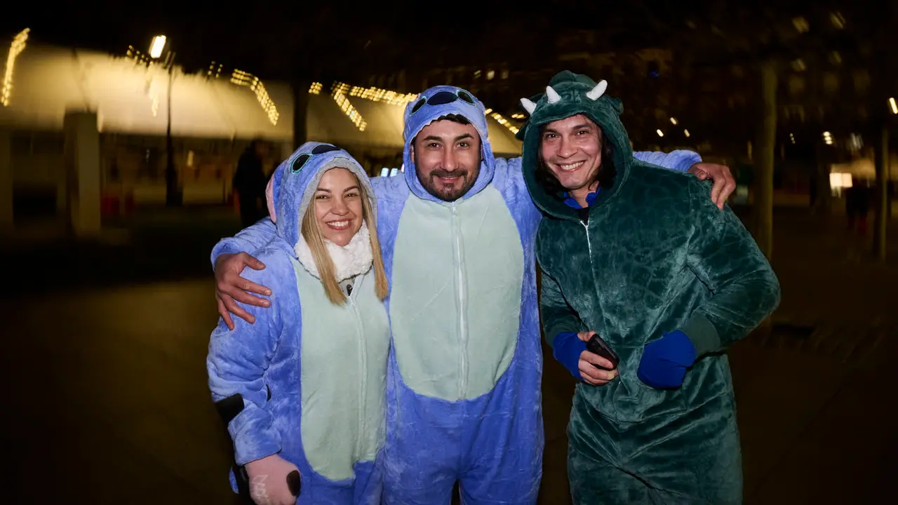 Miles de personas celebran la Nochevieja 2025 en Pamplona disfraz&aacute;ndose y animando las calles. PABLO LASAOSA