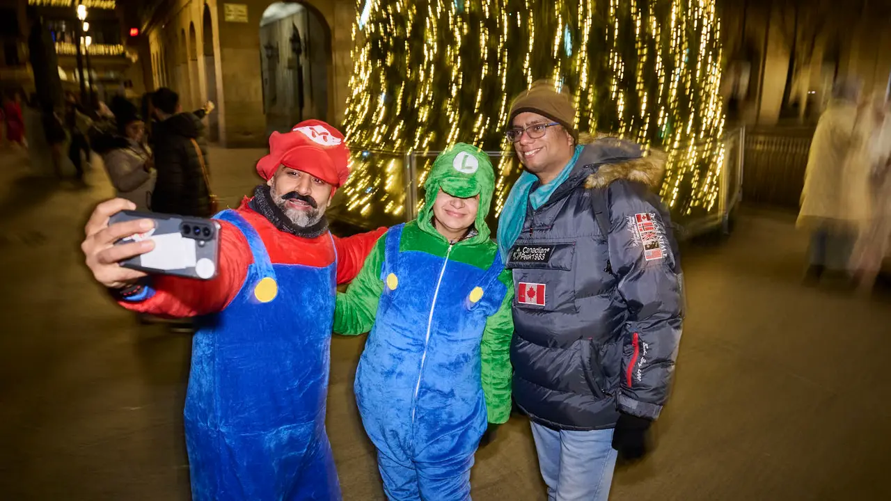 Miles de personas celebran la Nochevieja 2025 en Pamplona disfraz&aacute;ndose y animando las calles. PABLO LASAOSA