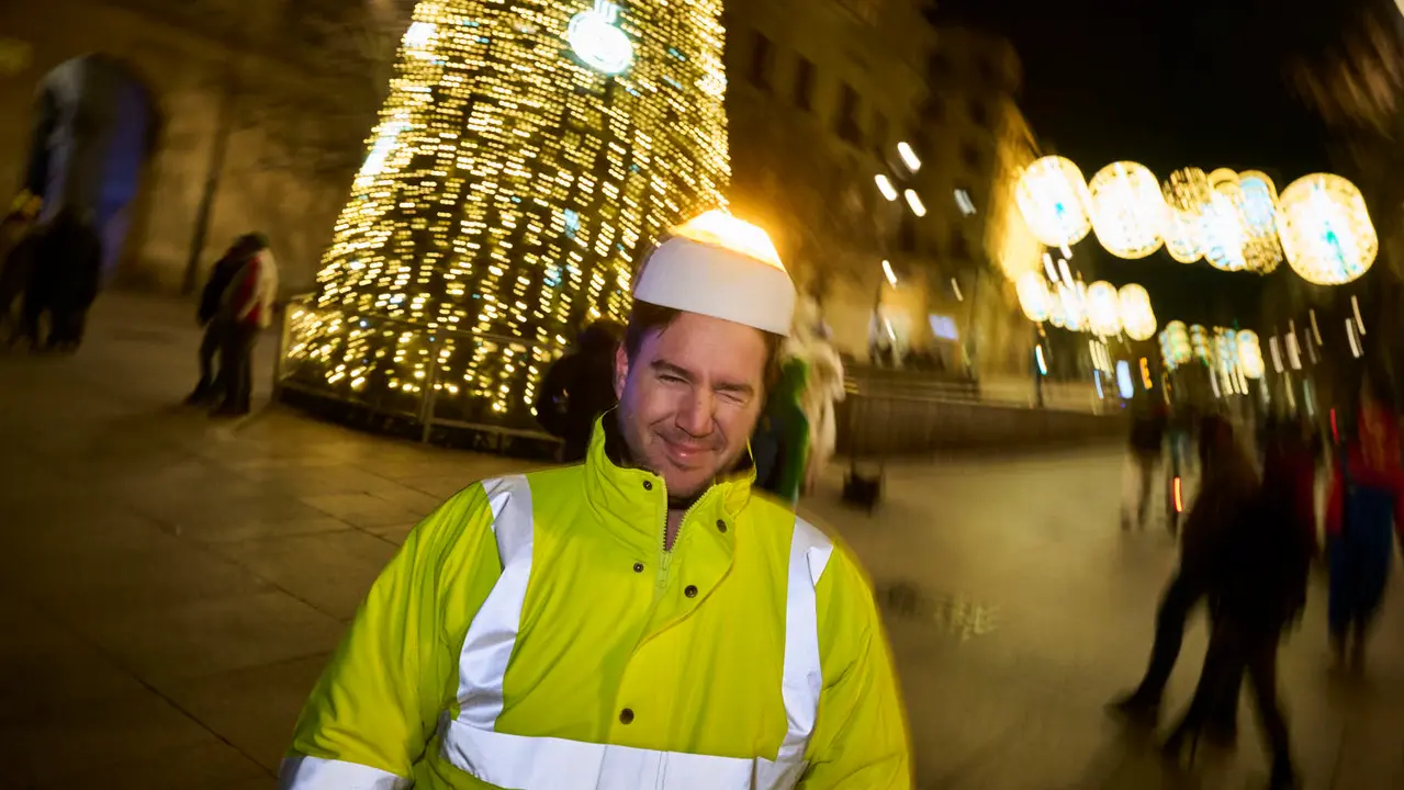 Miles de personas celebran la Nochevieja 2025 en Pamplona disfraz&aacute;ndose y animando las calles. PABLO LASAOSA