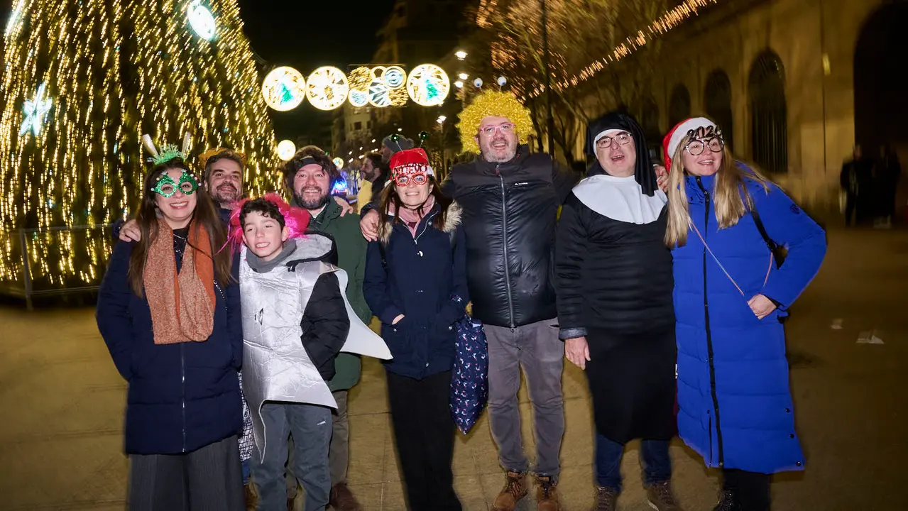 Miles de personas celebran la Nochevieja 2025 en Pamplona disfraz&aacute;ndose y animando las calles. PABLO LASAOSA