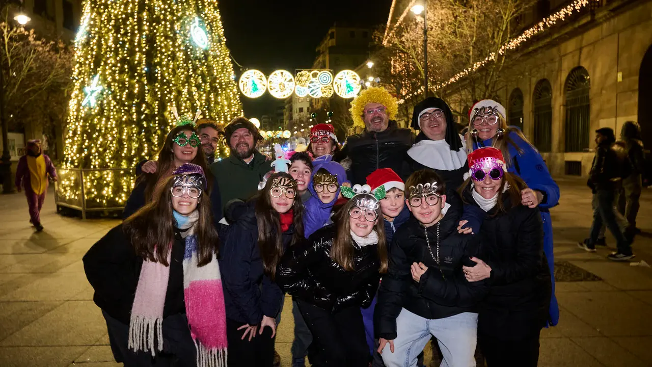 Miles de personas celebran la Nochevieja 2025 en Pamplona disfraz&aacute;ndose y animando las calles. PABLO LASAOSA