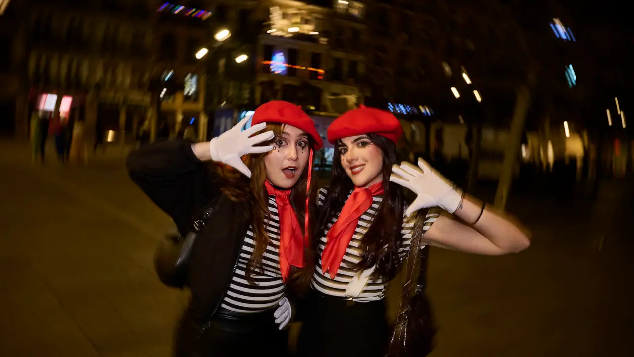 Miles de personas celebran la Nochevieja 2025 en Pamplona disfraz&aacute;ndose y animando las calles. PABLO LASAOSA