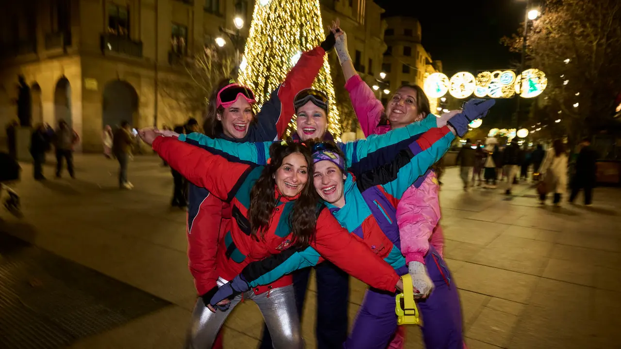 Miles de personas celebran la Nochevieja 2025 en Pamplona disfraz&aacute;ndose y animando las calles. PABLO LASAOSA