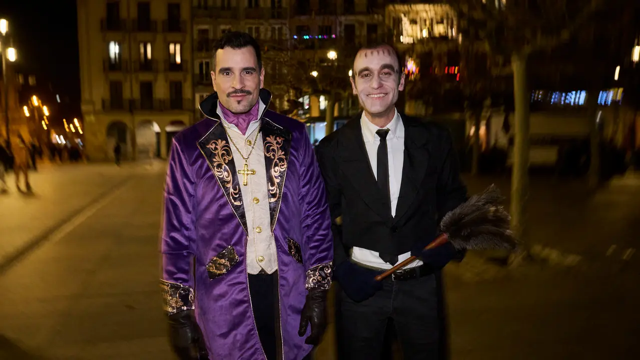 Miles de personas celebran la Nochevieja 2025 en Pamplona disfraz&aacute;ndose y animando las calles. PABLO LASAOSA