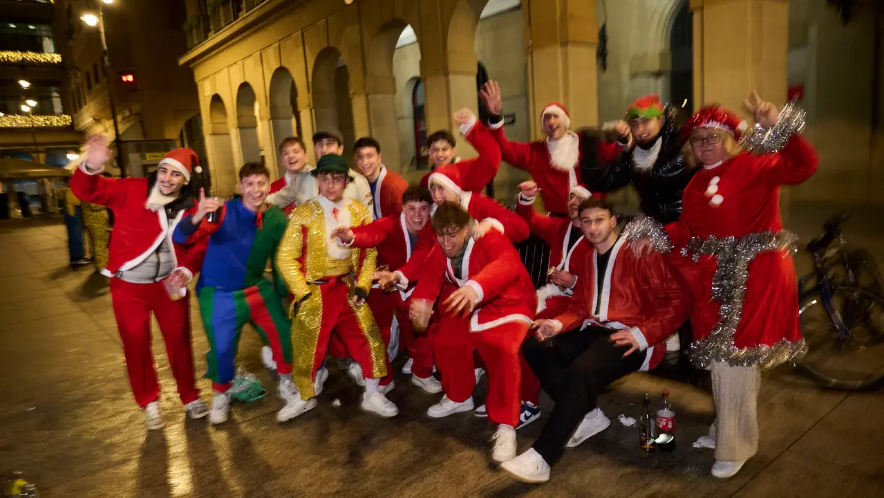 Miles de personas celebran la Nochevieja 2025 en Pamplona disfraz&aacute;ndose y animando las calles. PABLO LASAOSA