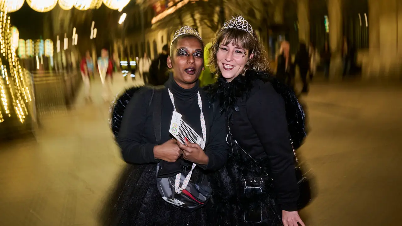 Miles de personas celebran la Nochevieja 2025 en Pamplona disfraz&aacute;ndose y animando las calles. PABLO LASAOSA