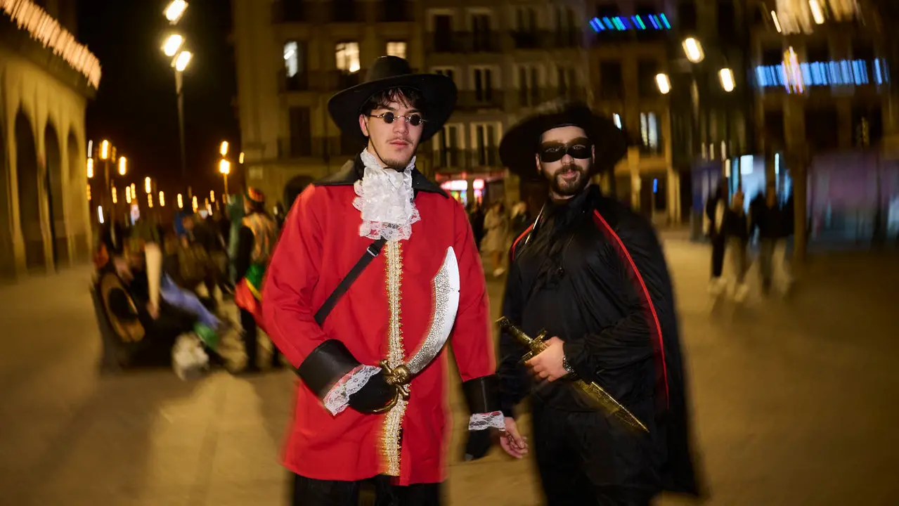 Miles de personas celebran la Nochevieja 2025 en Pamplona disfraz&aacute;ndose y animando las calles. PABLO LASAOSA