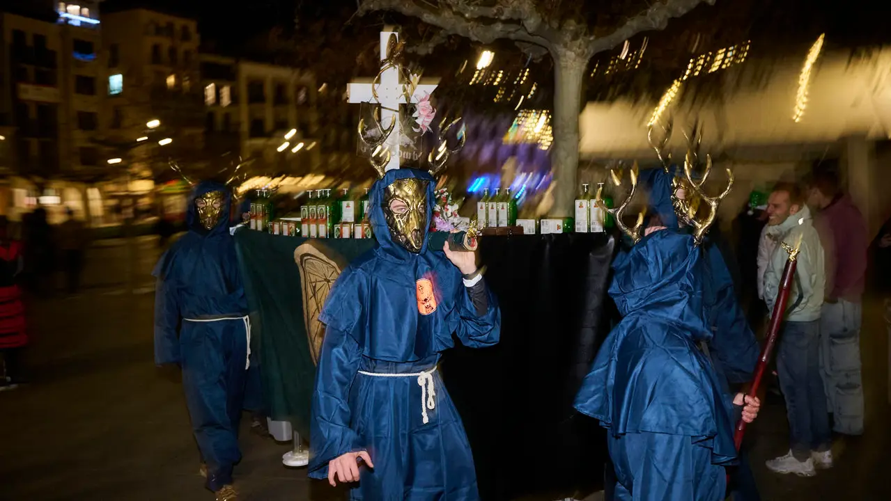 Miles de personas celebran la Nochevieja 2025 en Pamplona disfraz&aacute;ndose y animando las calles. PABLO LASAOSA