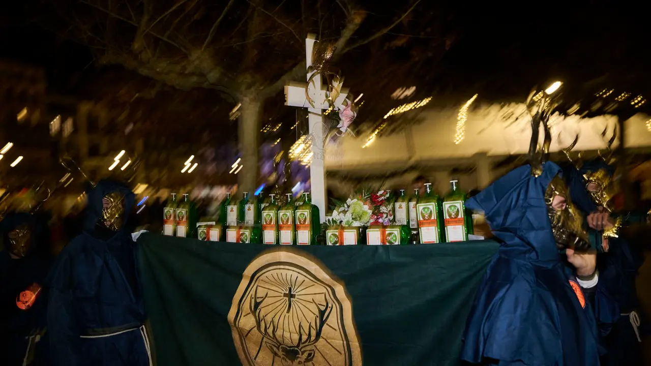 Miles de personas celebran la Nochevieja 2025 en Pamplona disfraz&aacute;ndose y animando las calles. PABLO LASAOSA