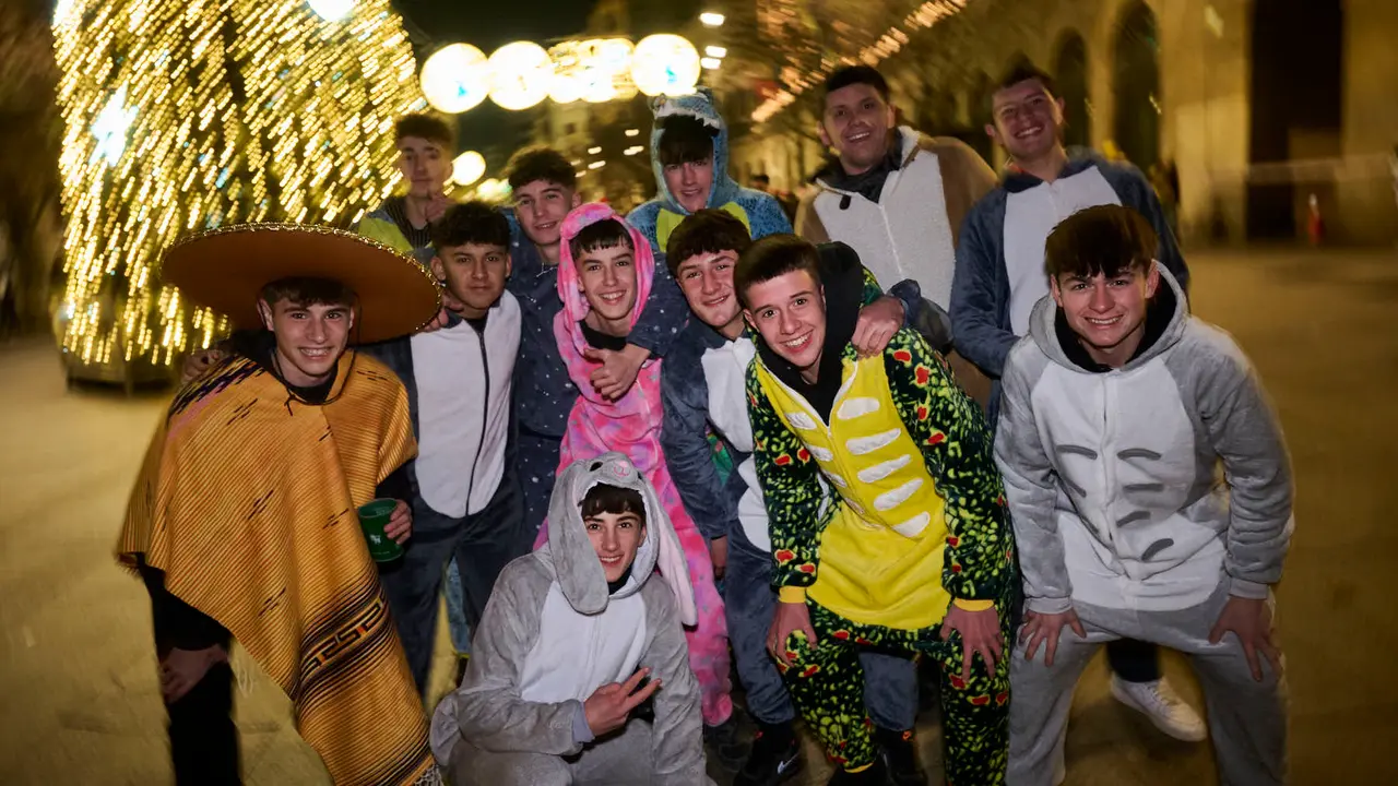 Miles de personas celebran la Nochevieja 2025 en Pamplona disfraz&aacute;ndose y animando las calles. PABLO LASAOSA