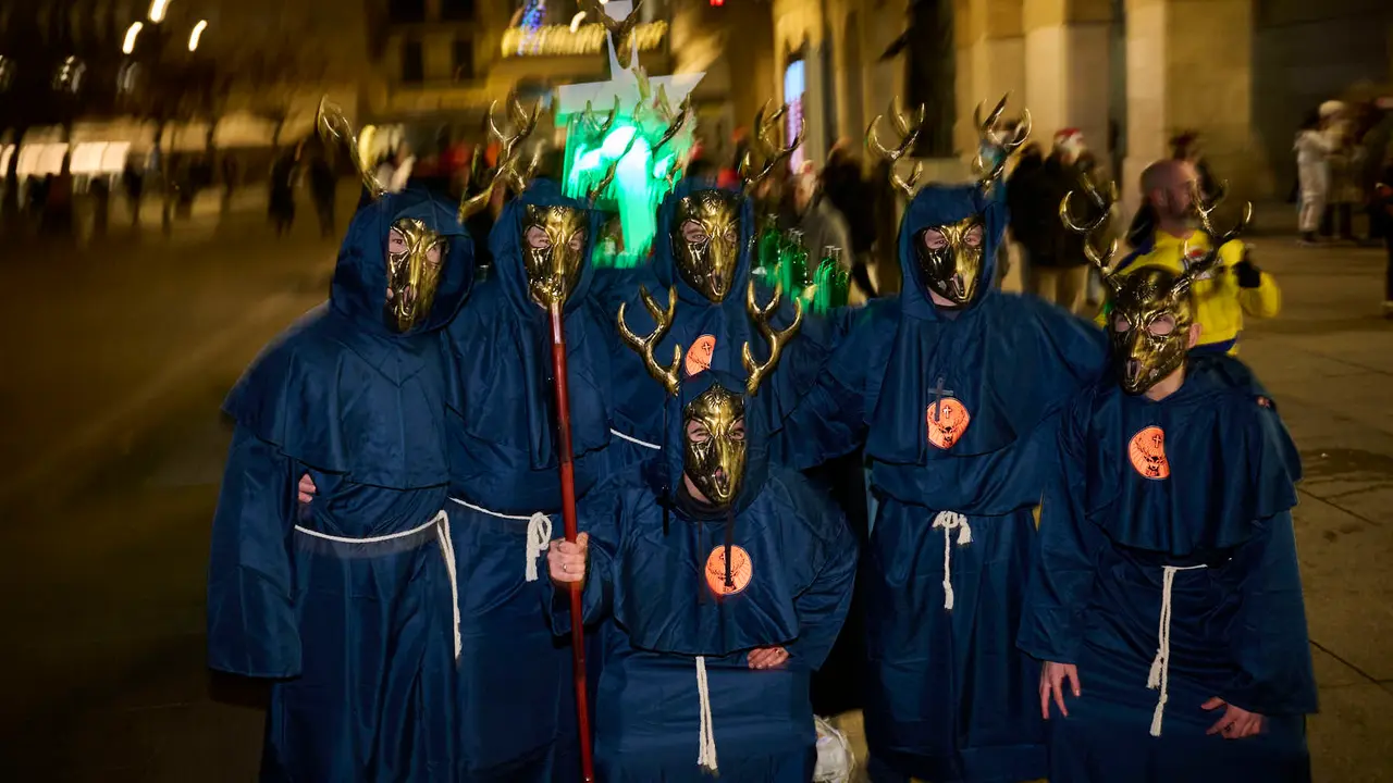 Miles de personas celebran la Nochevieja 2025 en Pamplona disfraz&aacute;ndose y animando las calles. PABLO LASAOSA