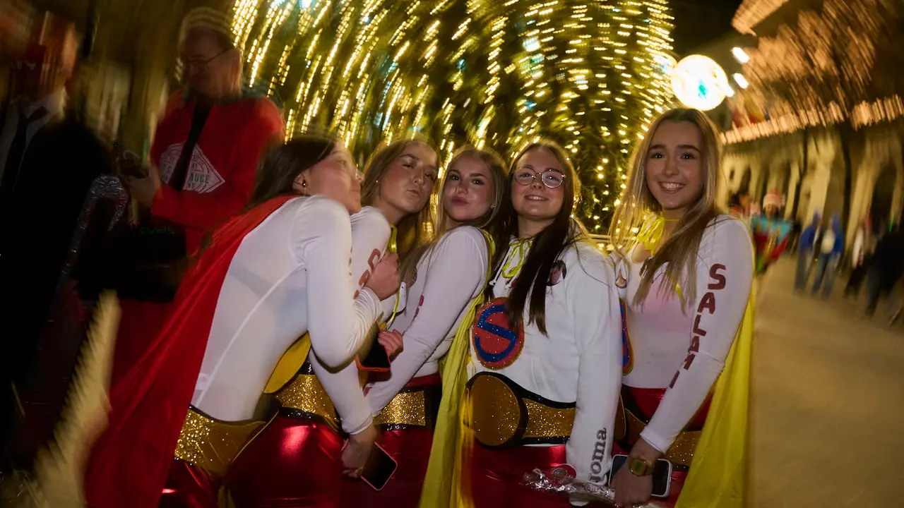 Miles de personas celebran la Nochevieja 2025 en Pamplona disfraz&aacute;ndose y animando las calles. PABLO LASAOSA