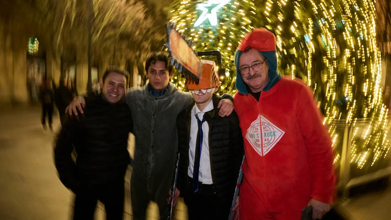 Miles de personas celebran la Nochevieja 2025 en Pamplona disfraz&aacute;ndose y animando las calles. PABLO LASAOSA
