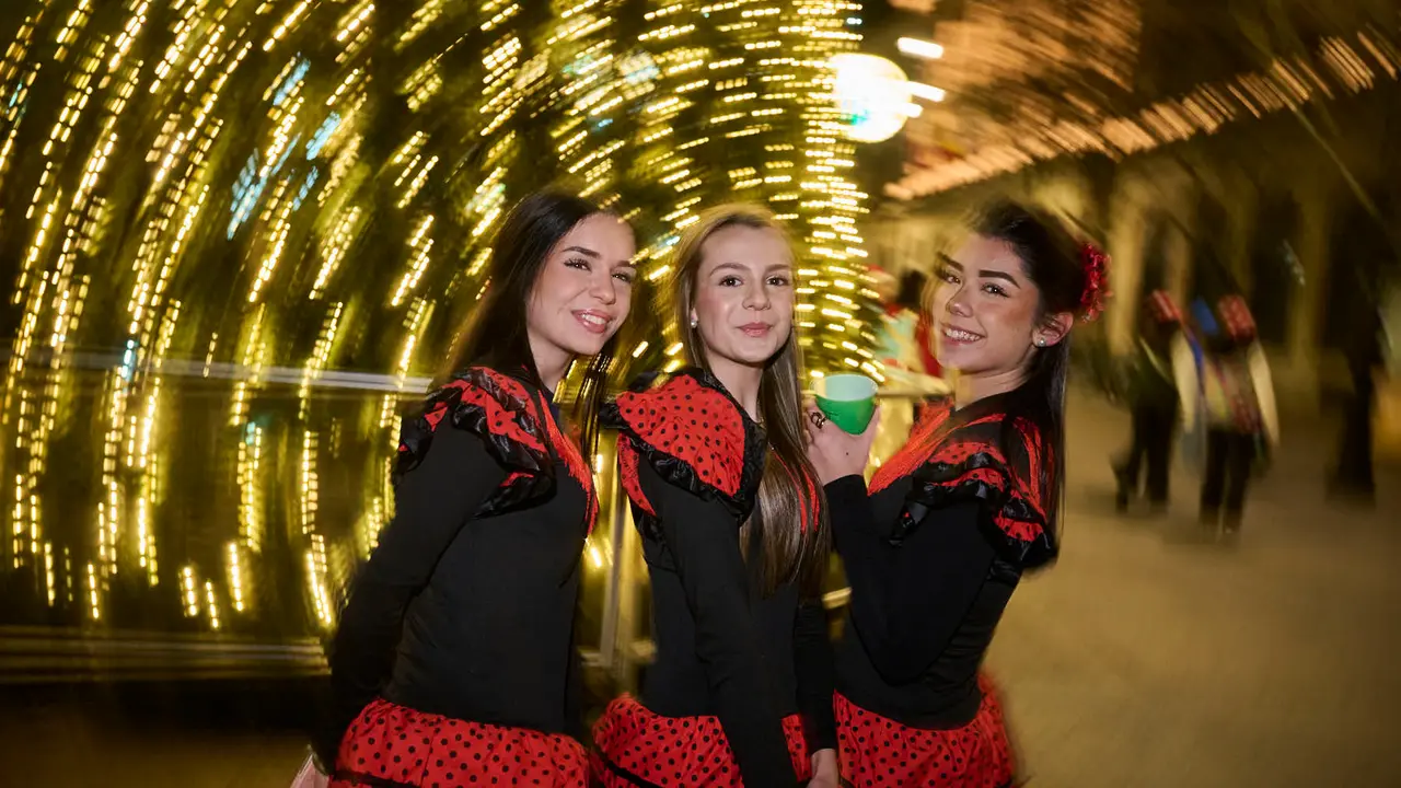 Miles de personas celebran la Nochevieja 2025 en Pamplona disfraz&aacute;ndose y animando las calles. PABLO LASAOSA