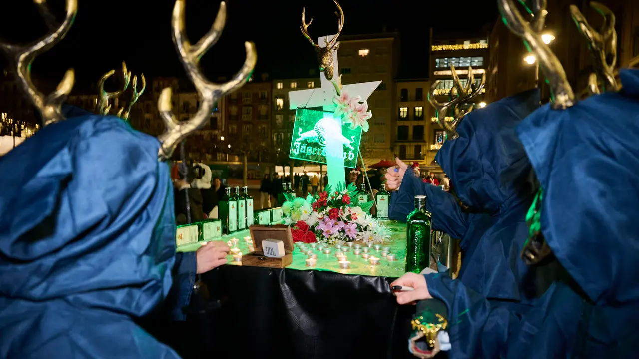 Miles de personas celebran la Nochevieja 2025 en Pamplona disfraz&aacute;ndose y animando las calles. PABLO LASAOSA