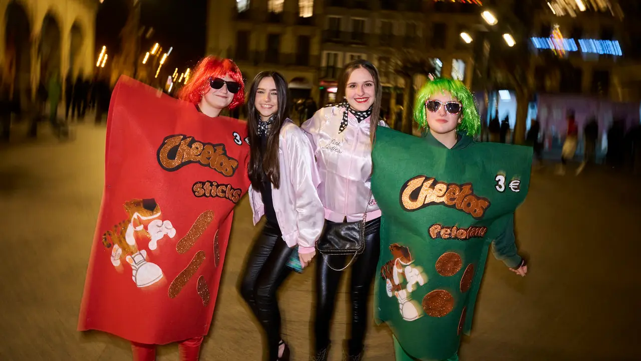 Miles de personas celebran la Nochevieja 2025 en Pamplona disfraz&aacute;ndose y animando las calles. PABLO LASAOSA