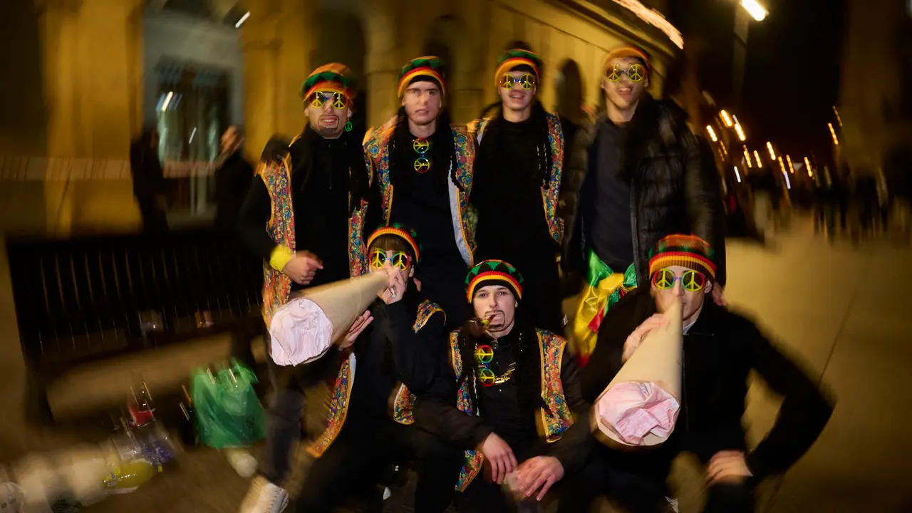 Miles de personas celebran la Nochevieja 2025 en Pamplona disfraz&aacute;ndose y animando las calles. PABLO LASAOSA