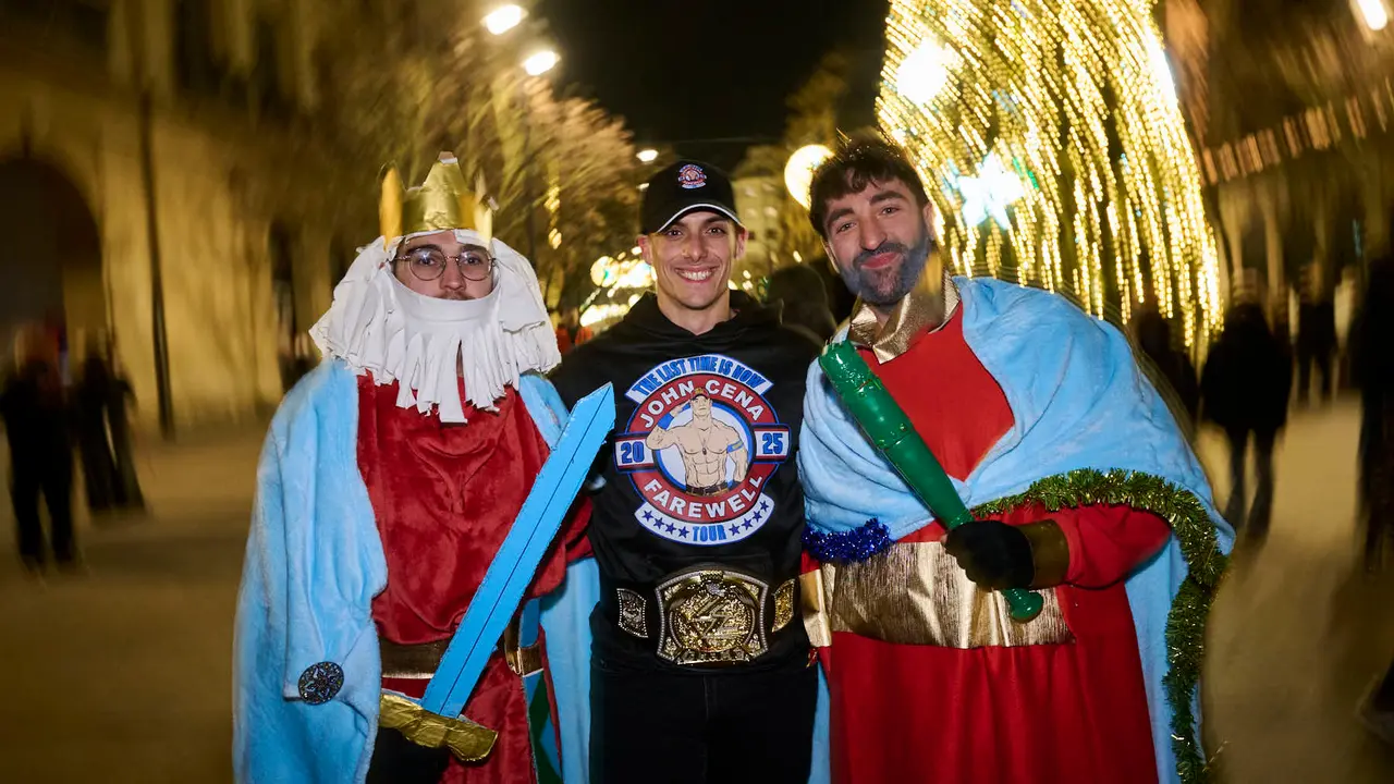 Miles de personas celebran la Nochevieja 2025 en Pamplona disfraz&aacute;ndose y animando las calles. PABLO LASAOSA