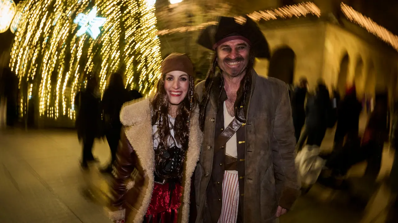 Miles de personas celebran la Nochevieja 2025 en Pamplona disfraz&aacute;ndose y animando las calles. PABLO LASAOSA