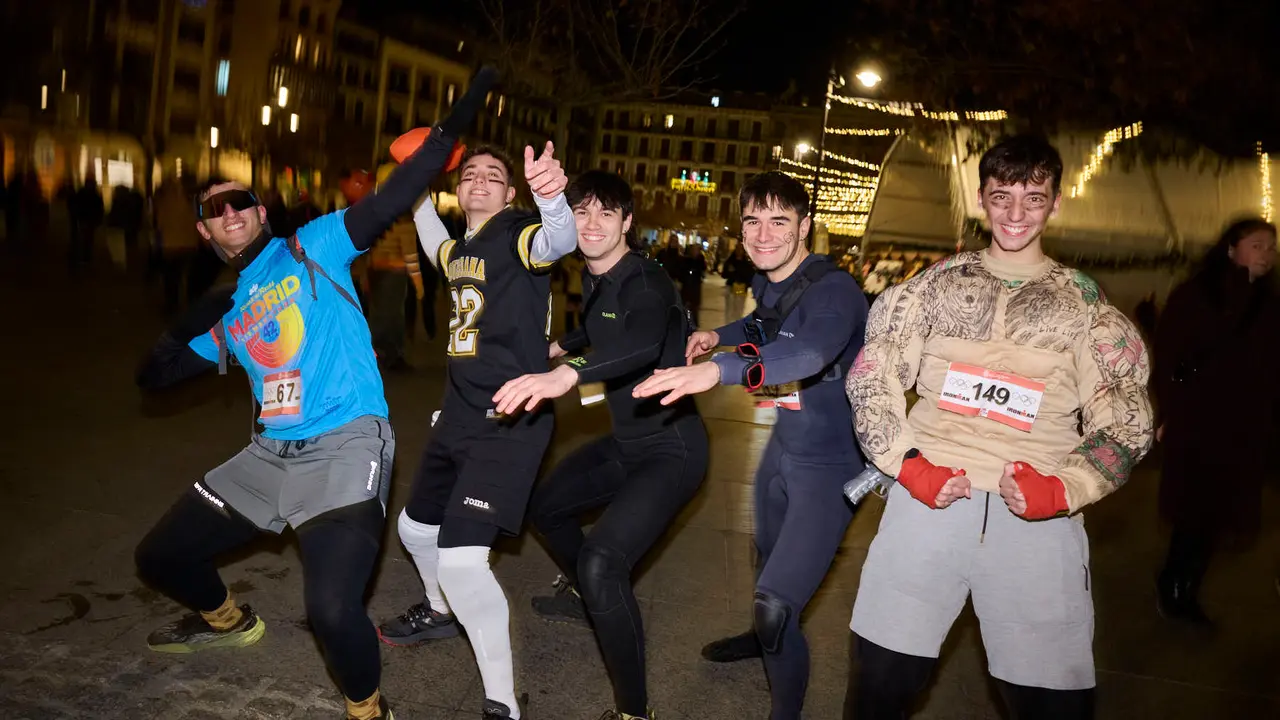 Miles de personas celebran la Nochevieja 2025 en Pamplona disfraz&aacute;ndose y animando las calles. PABLO LASAOSA