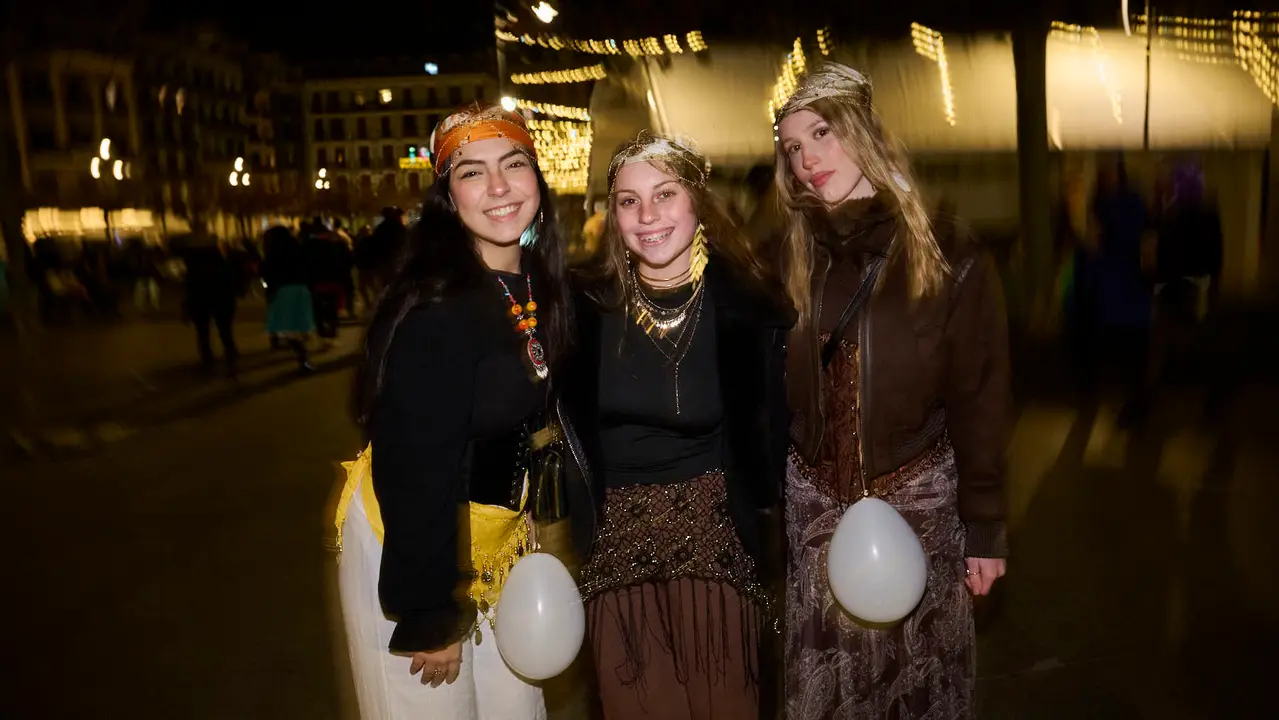 Miles de personas celebran la Nochevieja 2025 en Pamplona disfraz&aacute;ndose y animando las calles. PABLO LASAOSA