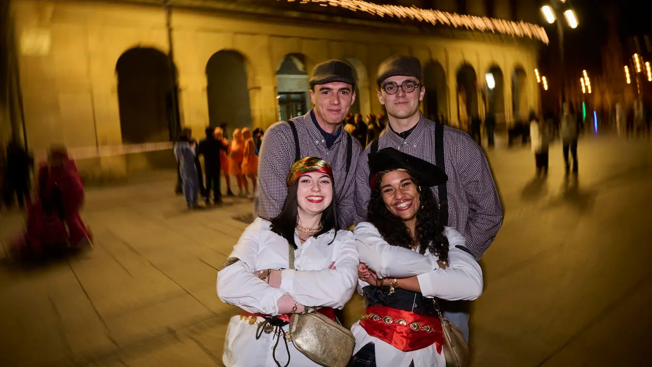 Miles de personas celebran la Nochevieja 2025 en Pamplona disfraz&aacute;ndose y animando las calles. PABLO LASAOSA