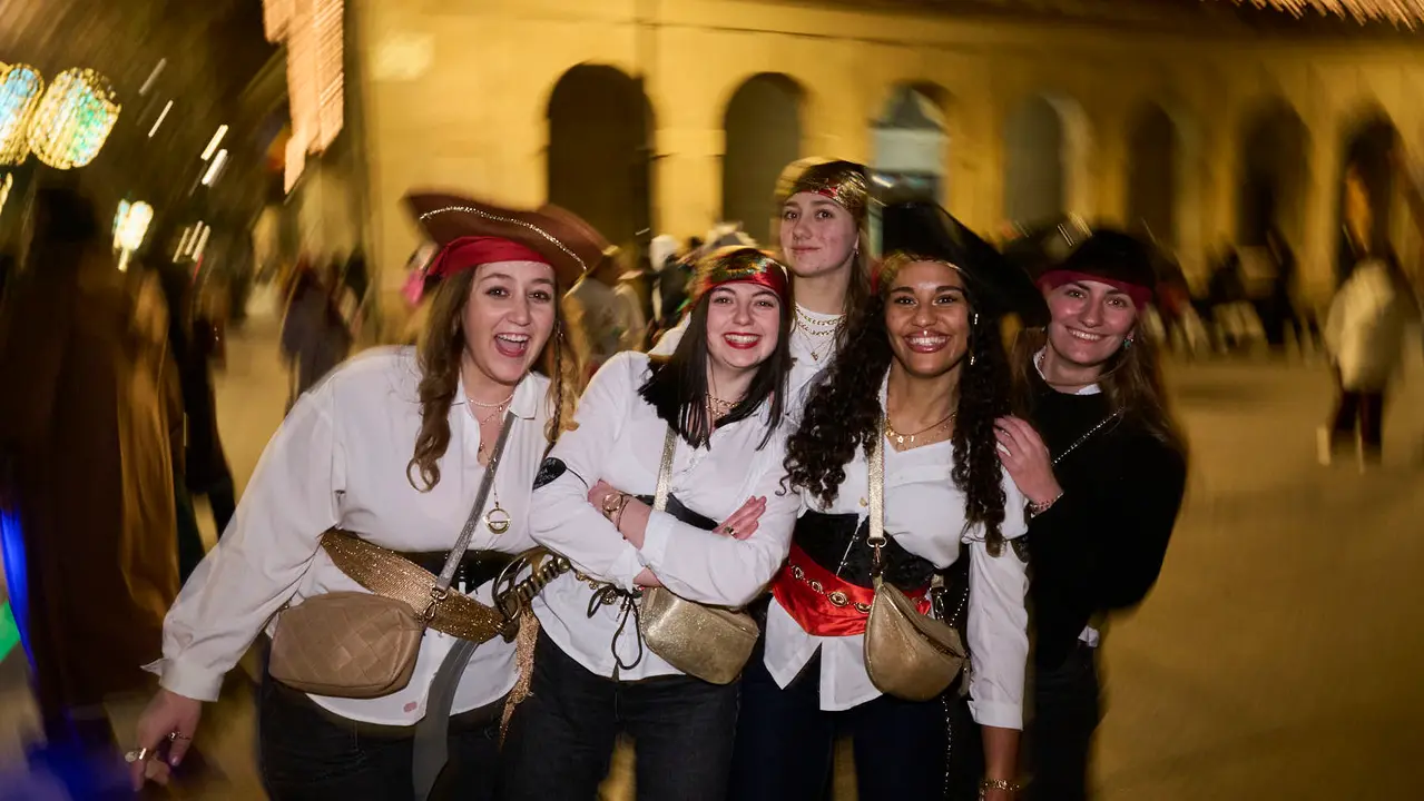 Miles de personas celebran la Nochevieja 2025 en Pamplona disfraz&aacute;ndose y animando las calles. PABLO LASAOSA
