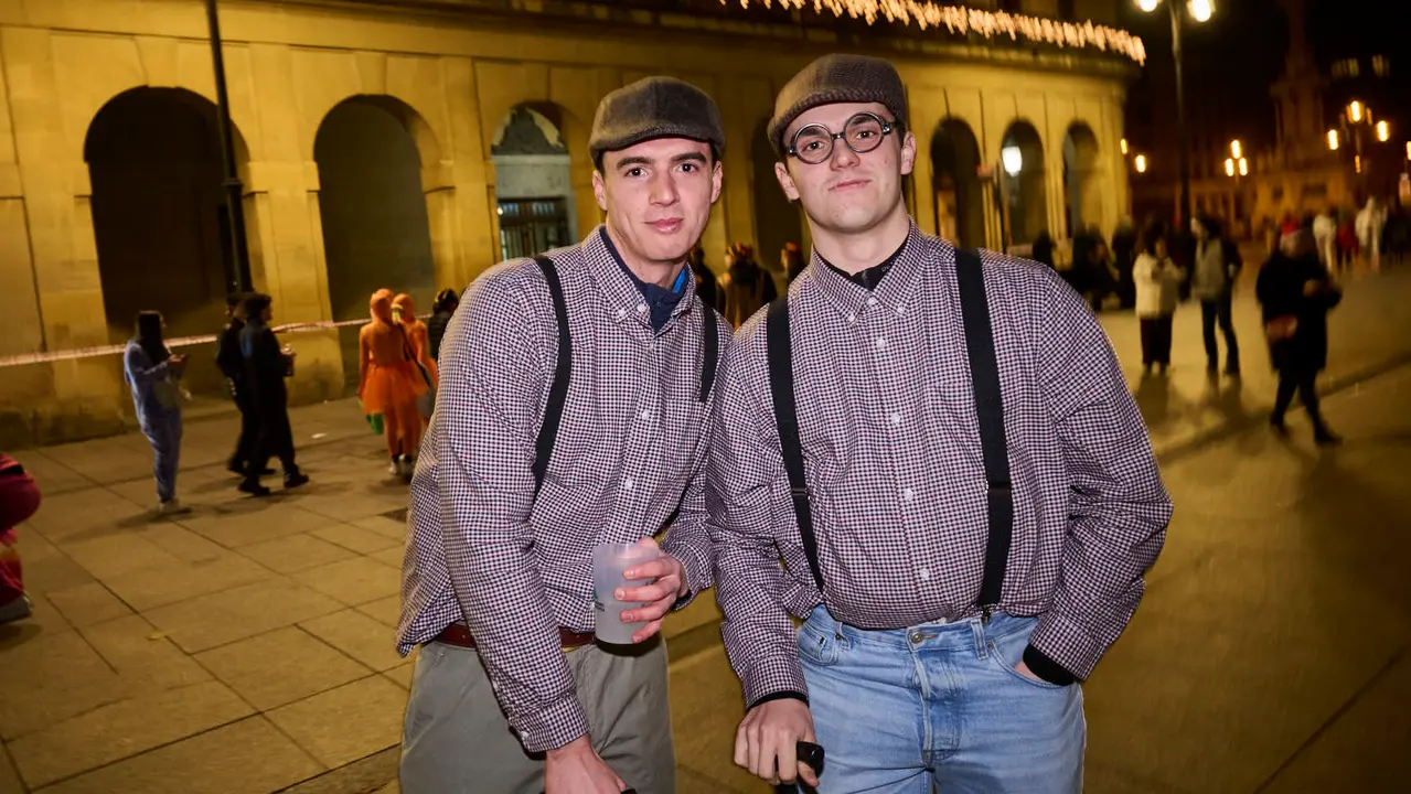 Miles de personas celebran la Nochevieja 2025 en Pamplona disfraz&aacute;ndose y animando las calles. PABLO LASAOSA