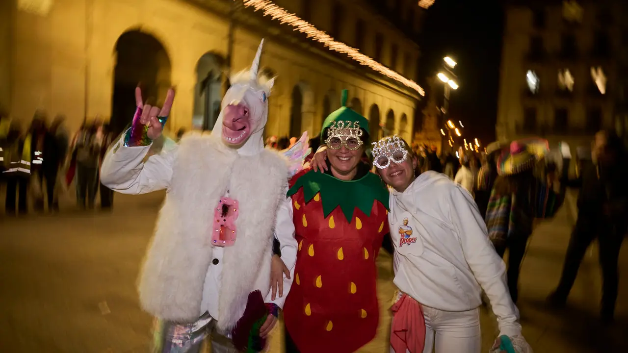 Miles de personas celebran la Nochevieja 2025 en Pamplona disfraz&aacute;ndose y animando las calles. PABLO LASAOSA