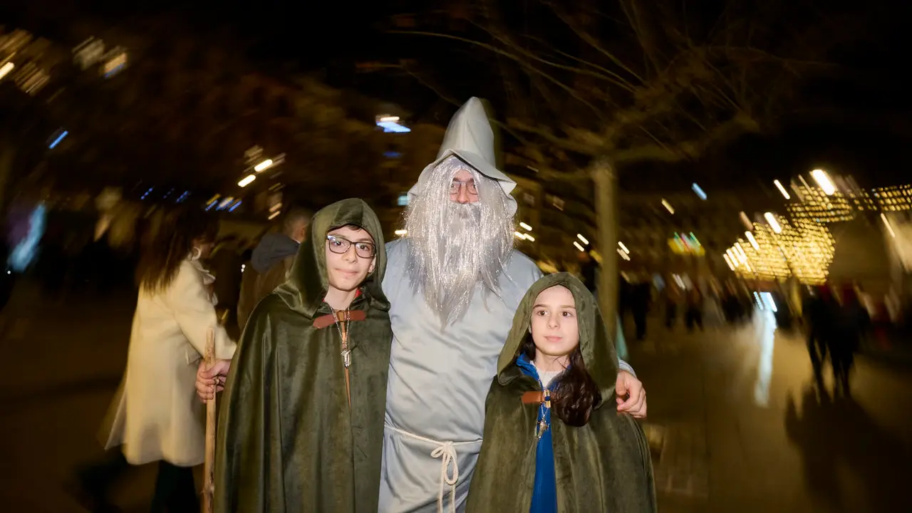Miles de personas celebran la Nochevieja 2025 en Pamplona disfraz&aacute;ndose y animando las calles. PABLO LASAOSA