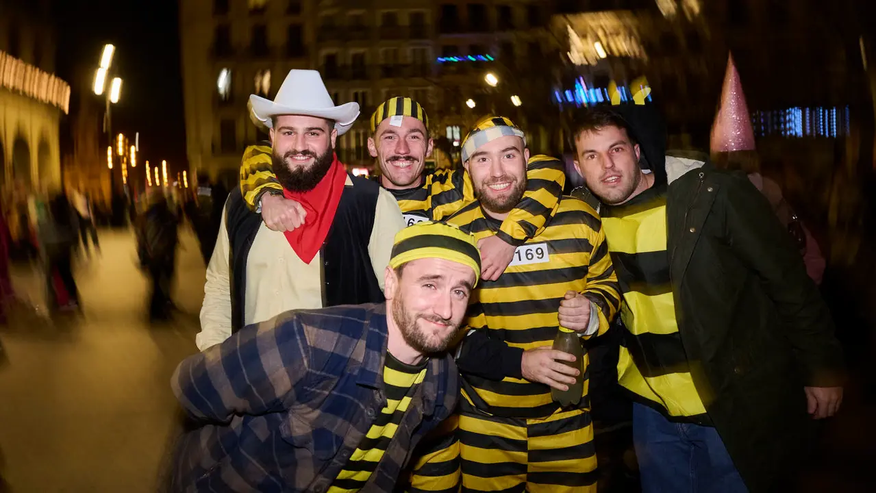 Miles de personas celebran la Nochevieja 2025 en Pamplona disfraz&aacute;ndose y animando las calles. PABLO LASAOSA