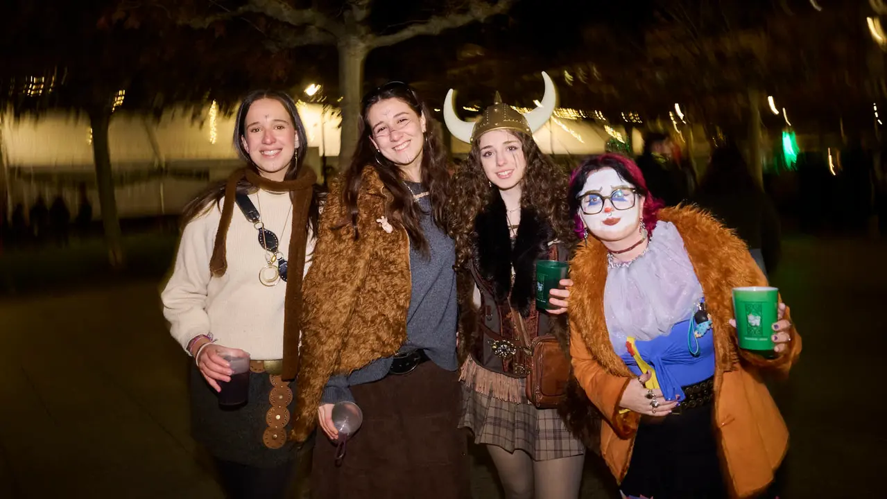 Miles de personas celebran la Nochevieja 2025 en Pamplona disfraz&aacute;ndose y animando las calles. PABLO LASAOSA