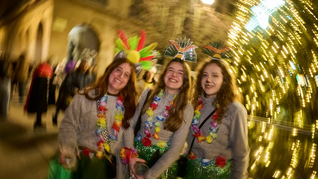 Miles de personas celebran la Nochevieja 2025 en Pamplona disfraz&aacute;ndose y animando las calles. PABLO LASAOSA