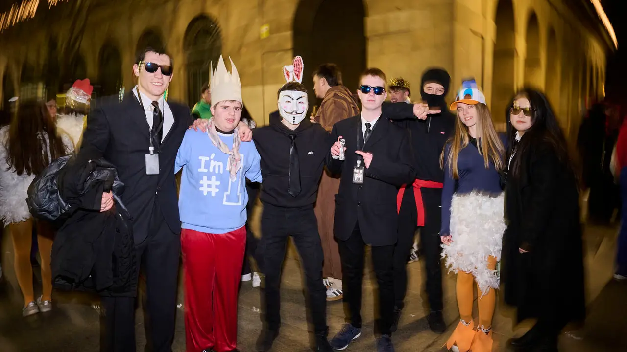 Miles de personas celebran la Nochevieja 2025 en Pamplona disfraz&aacute;ndose y animando las calles. PABLO LASAOSA
